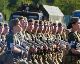 Добровільно йдуть навіть у піхоту: у ЗСУ зростає кількість жінок-військовослужбовиць
