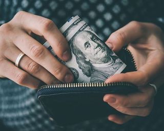 Напряженная валютная неделя: банкир рассказал, будет ли новый взлет доллара в конце февраля