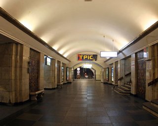 Юноша, упавший на рельсы на станции Крещатик, остался жив