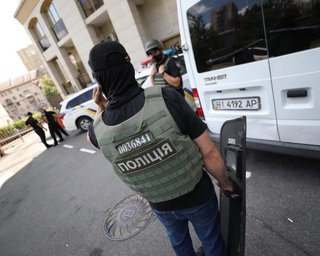 В Киеве полиция штурмует квартиру мужчины, который выстрелил в полицейских (фото)
