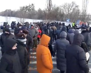 Тарифні протести: українці перекрили дороги у двох областях (відео)