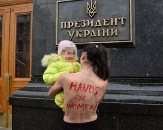 Активістка Femen влаштувала оголену акцію біля ОП через військовий облік для жінок (фото)