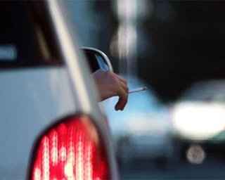 Депутаты предложили запретить курение за рулем