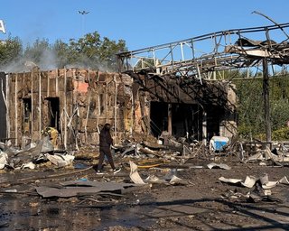 Двоє загиблих і 25 постраждалих, горіли АЗС і склади: які наслідки ранкової атаки дронів на Київ