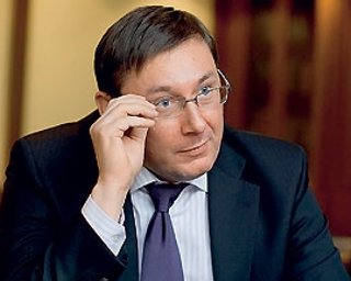 Главный милиционер Луценко живет на зарплату и матпомощь