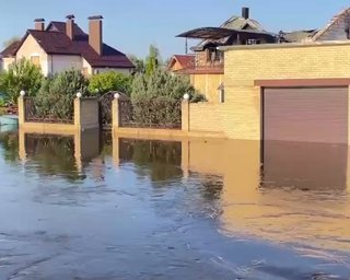 Херсон почало затоплювати після підриву греблі Каховської ГЕС (фото, відео)