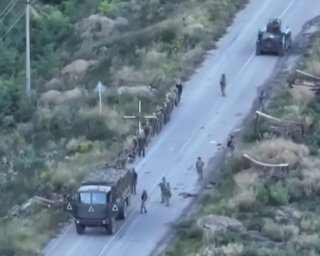 Украинские военные показали, как взяли в плен большую группу россиян на КПП "Суджа" (видео)