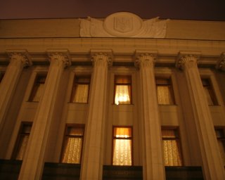 Оппозиция отзывает свои голоса за закон о выборах 