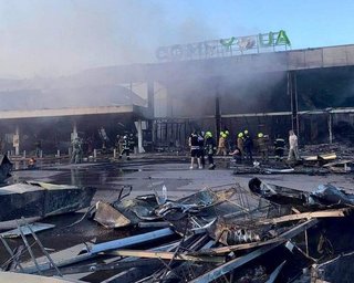 Понад 20 загиблих, 59 поранених: збільшилася кількість жертв удару по ТЦ у Кременчуку (фото)