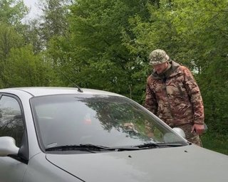 Разбили авто: в Кременчуге мужчины напали на ТЦК с молотками (видео)