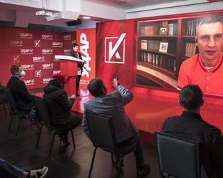 Кличко: избиратели Попова не помнят, что такое "елка" на Майдане