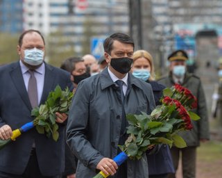 Депутаты ВР во главе с Разумковым возложили цветы в честь 35-летней годовщины аварии на ЧАЭС (видео)