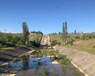 Воды нет, но вы держитесь. В Крыму за месяц пересохли несколько рек, питающие главные водохранилища
