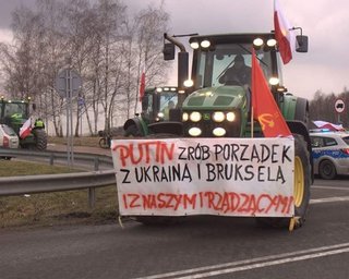 Блокада границы: в Польше задержали фермера с флагом СССР, который обратился к Путину (фото)