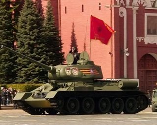 З червоними прапорами на танках: ЗСУ розбили елітний підрозділ росіян на Курщині (відео)