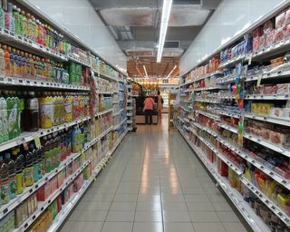 Кабмин разрешил продавать бытовую химию и прессу во время локдауна