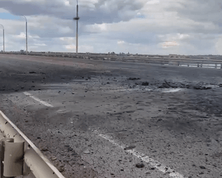 У Херсоні завдано удару по Антонівському мосту: що відомо (відео)