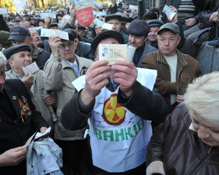 Чернобыльцы вновь митингуют под окнами Азарова
