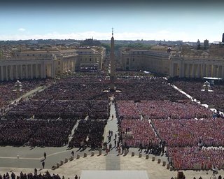 11 місць до Трампа: Ватикан порушив протокол, щоб Зеленський опинився у першому ряду (фото)