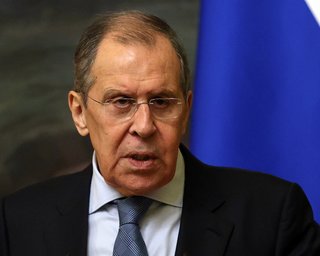 Лавров назвал "забавным" расследование об отравлении Навального