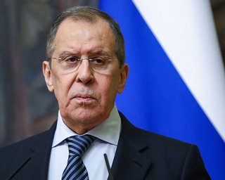 Запад "дебилизирует" украинский народ и настраивает его против русских, — Лавров