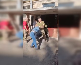 Во Львове военный "тряс" женщину, блокировавшую подъезд: какая реакция полиции и ТЦК (видео)