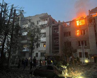 Во Львове разрушения и пожар после российских ударов: повреждены жилые дома (фото, видео)