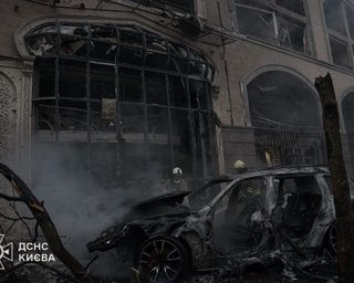 "Дякую, що живі": у Києві внаслідок ранкової атаки РФ згоріло авто футболіста збірної України