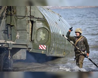 "Попереду найхоробріших": ЗСУ показали роботу понтонів, які переправляють зброю через річку (фото)