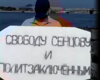 В Неву выпустили белые кораблики в поддержку Олега Сенцова