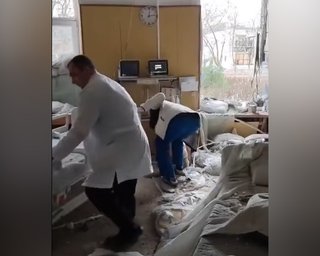 Пробили стену отделения: в Херсоне две медсестры ранены после атаки ВС РФ (видео)
