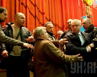 В Запорожье активисты выгнали губернатора области из ОГА под крики "Ганьба!"
