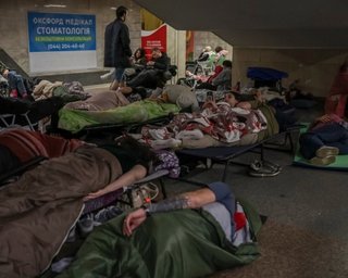 Уже не палатки: в метро принесли двуспальную кровать во время тревоги, — соцсети (фото)