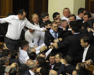 Партии регионов нужно изменить кадровую политику, а не терроризировать киевлян – Томенко