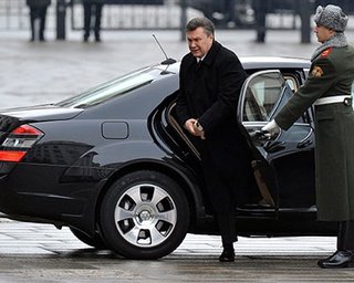 Янукович может находиться в гольф-клубе под Харьковом, - активист 