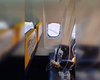 Пекло в небі: пасажира затягнуло в ілюмінатор під час рейсу до Німеччини (відео)