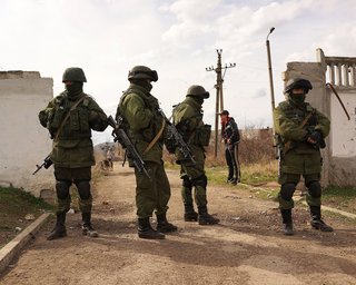 РФ залучає до будівництва укріплень у Криму наркоманів та алкоголіків, — Генштаб