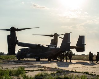Конвертопланы и прыжки с парашютами: бойцы морской пехоты ССО провели учения с США (фото)