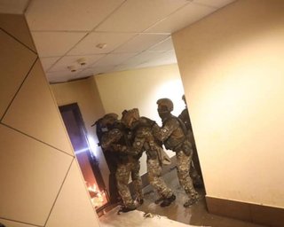 Поджег квартиру и не мог открыть дверь: боец КОРДа рассказал о задержании стрелка в Киеве