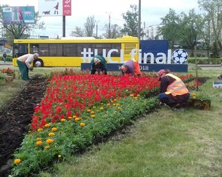 Киев к финалу Лиги Чемпионов украсили цветочными панно
