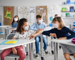 Учебный год начнется по плану: полностью вакцинированы уже 29% работников школ