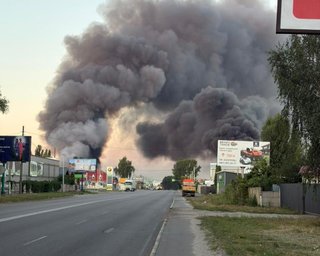 Повторный удар и масштабный пожар: в Киевской области горят склады "Новой почты" (фото)