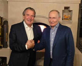 Ексканцлер ФРН Шредер відгуляв на святі у Путіна: деталі таємної зустрічі