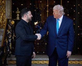 Зранку гарантії, увечері вибори: чи переграє Зеленський Трампа у його довкола мирній еквілібристиці