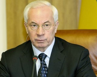 Азаров: бензин дорогой из-за отсутствия конкуренции