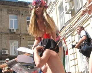 FEMEN задержали под Печерским судом за акцию "Забой кролятины"