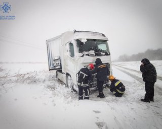 Дождь, мокрый снег и метели: в ГСЧС призывают украинцев оставаться дома из-за погоды