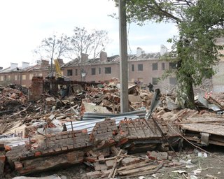 Из-под завалов разрушенной оккупантами трехэтажки в Харькове достали тела 15 человек — ГСЧС (фото)