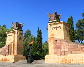 К холму Славы во Львове пришли коммунисты и свободовцы
