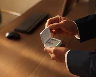 Перевершили Apple та Google: вийшли нові навушники зі штучним інтелектом (фото)